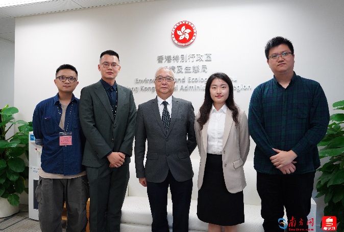 谢展寰与记者合影。