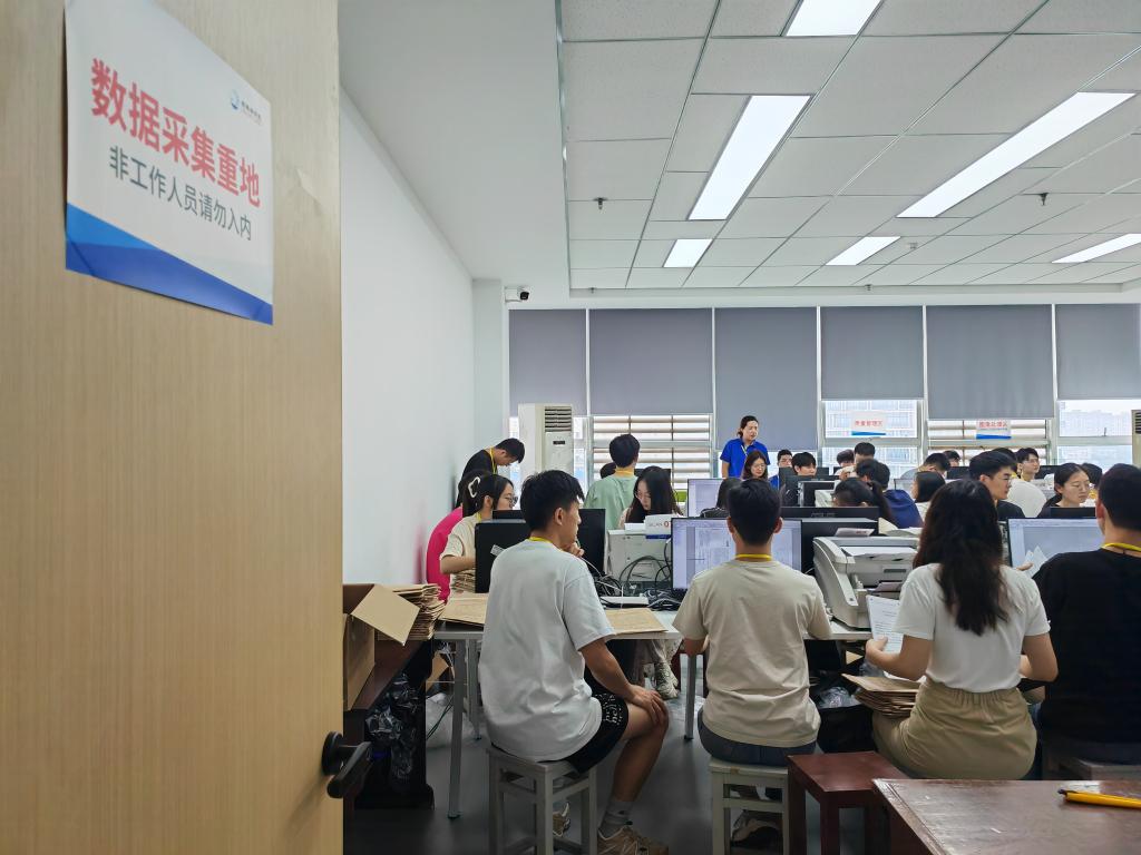 6月13日，在重庆市西南大学评卷点，工作人员正在进行试卷扫描工作。新华社记者 周思宇 摄
