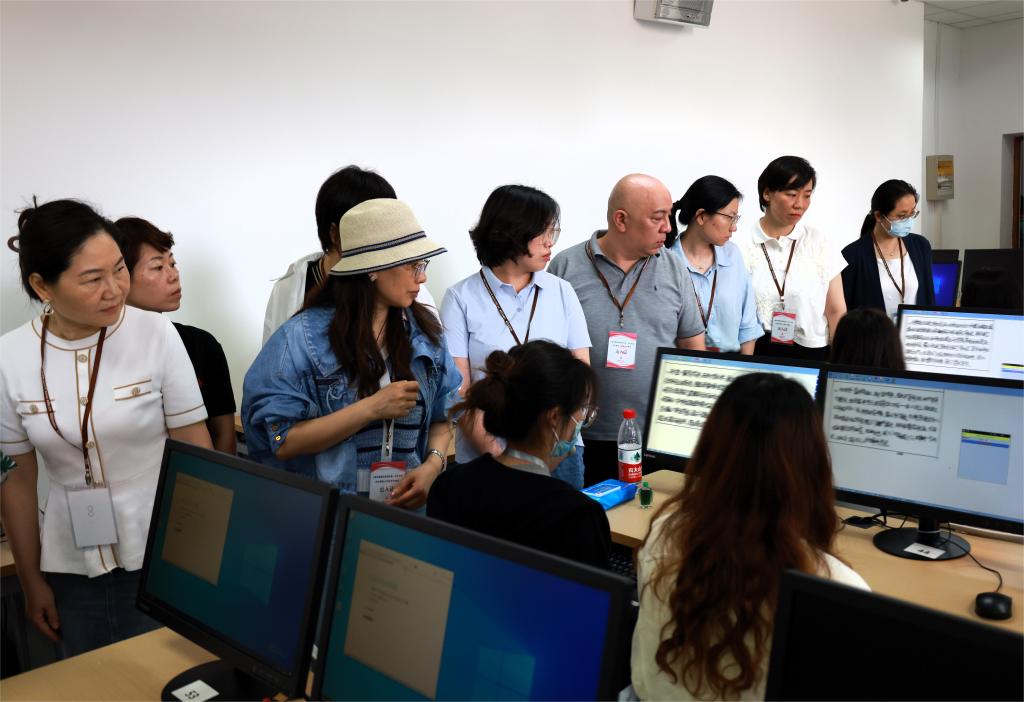 6月14日，上海考生家长代表受邀走进上海高考语文评卷点，参观现场评卷工作。（上海市教育考试院供图）