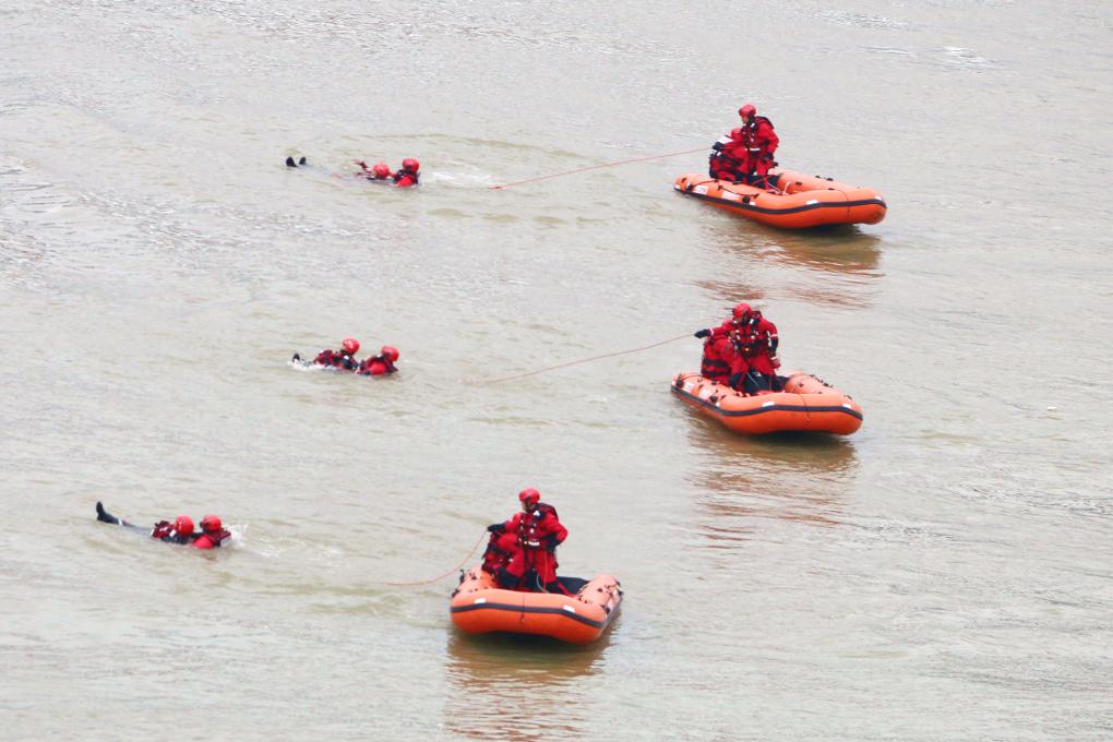 6月11日，梧州市消防救援支队水域救援专业队在广西桂江流域进行救援训练。（雷开伟 摄）