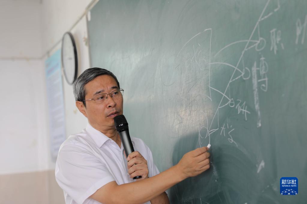9月12日，安徽师范大学马克思主义学院教授路丙辉给学生们上思政课。新华社记者 曹力 摄