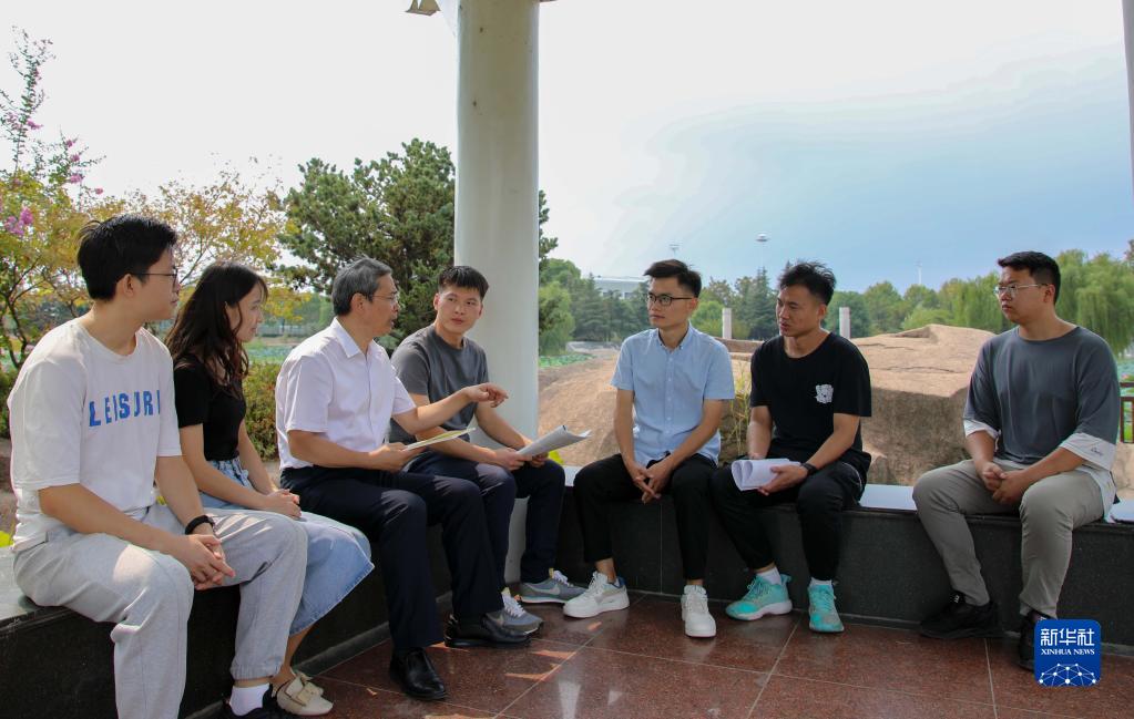 　　9月12日，安徽师范大学马克思主义学院教授路丙辉（左三）与学生们在校园内的文思亭交谈。新华社记者 曹力 摄