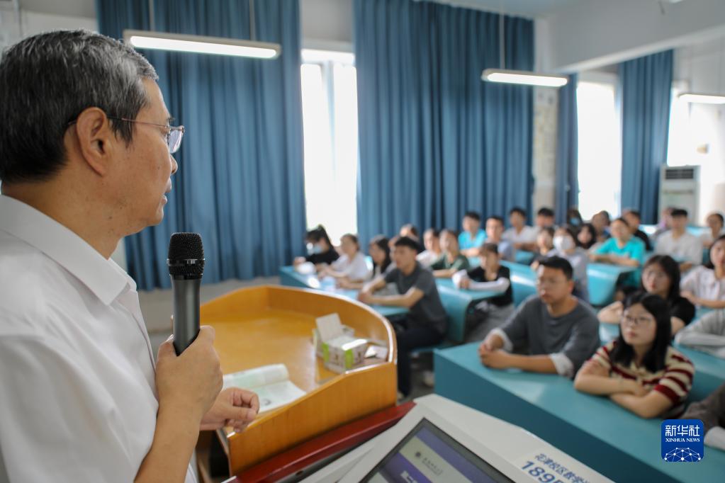 9月12日，安徽师范大学马克思主义学院教授路丙辉给学生们上思政课。新华社记者 曹力 摄