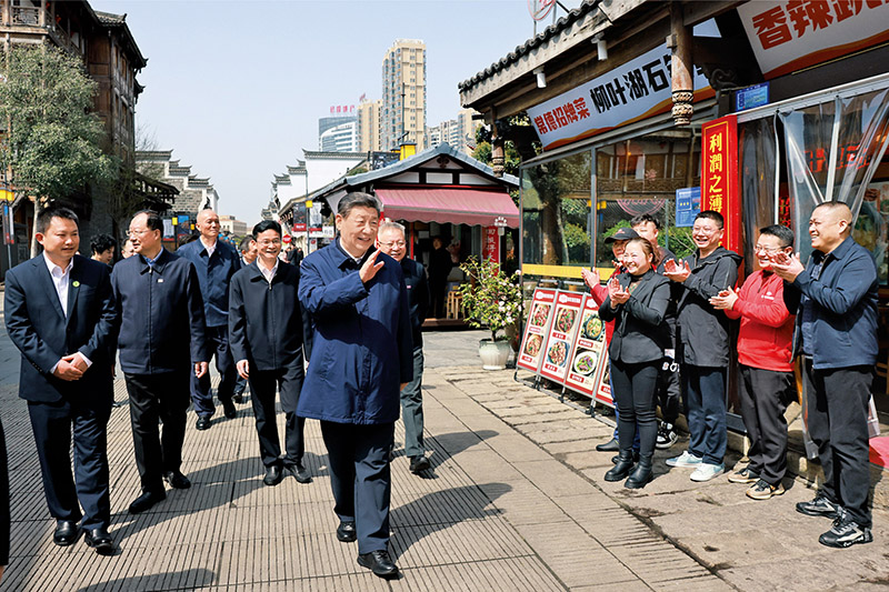 　　2024年3月18日至21日，中共中央总书记、国家主席、中央军委主席习近平在湖南考察。这是19日上午，习近平在常德河街考察时，同店主和游客亲切交流。新华社记者 王晔/摄