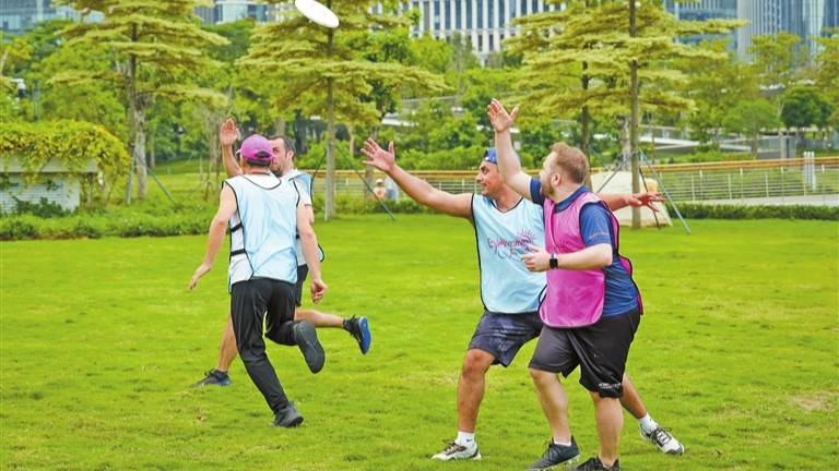 Flying fun: City's expat frisbee gathering