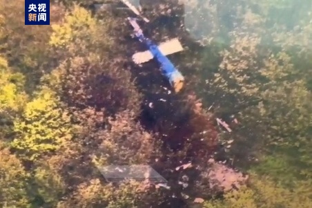 无人机拍摄的伊朗扬直事故直升机现场图片