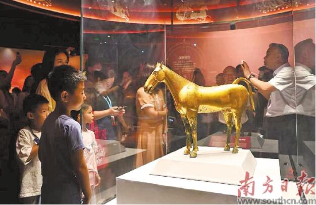 在中山市博物馆新展《雄才大略汉武帝》现场，珍贵文物吸引众多市民观众驻足观看。 南方日报记者 仇敏业 摄