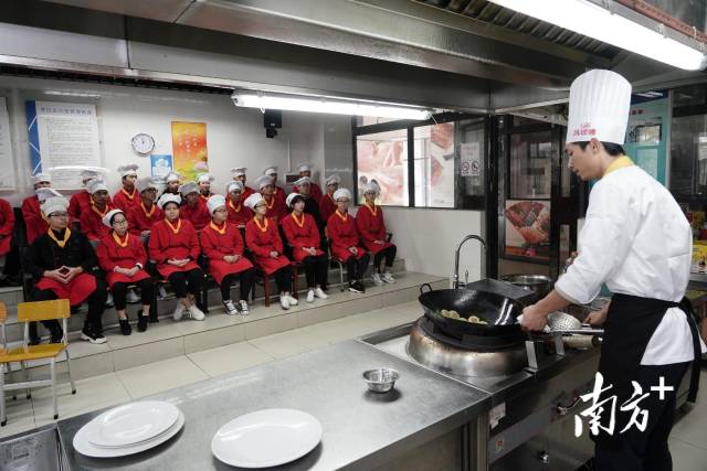 在东莞技师学院，学员在课堂上看老师烹饪。南方+资料图