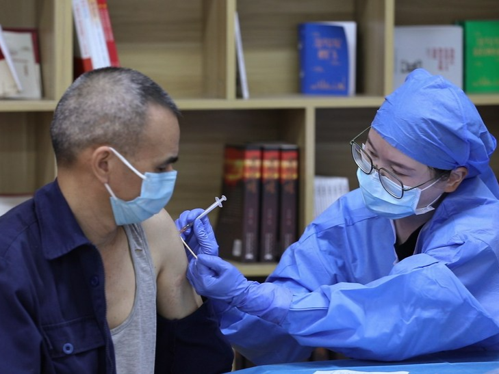 China epidemiologist urges faster COVID-19 vaccination among vulnerable groups
