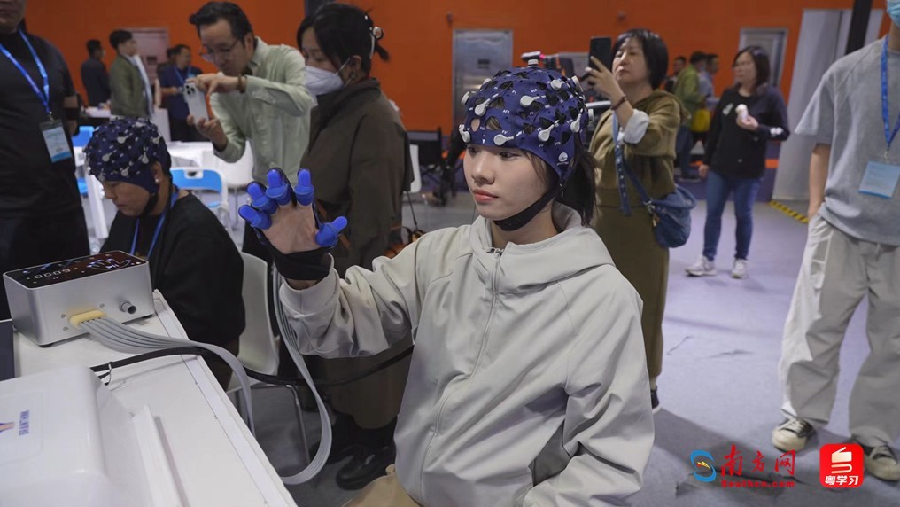 在残特奥会“科技助残”博览会上,记者正在体验科技助残产品。图源:南方网