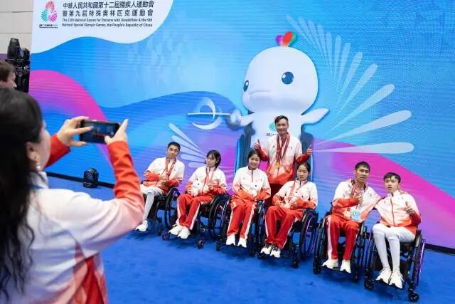 在第二个比赛日，广东包揽了男女子重剑C级个人赛的奖牌，合影时日常严肃的龙杰罕见露出笑容。