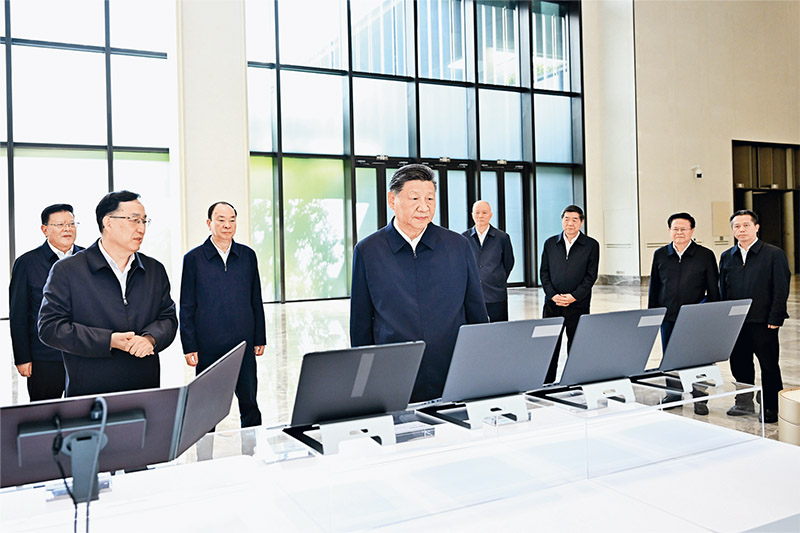 2025年11月7日至8日,中共中央总书记、国家主席、中央军委主席习近平在广东考察。这是8日上午,习近平在广州察看广东科技创新和产业创新融合发展成果展示。新华社记者 燕雁/摄