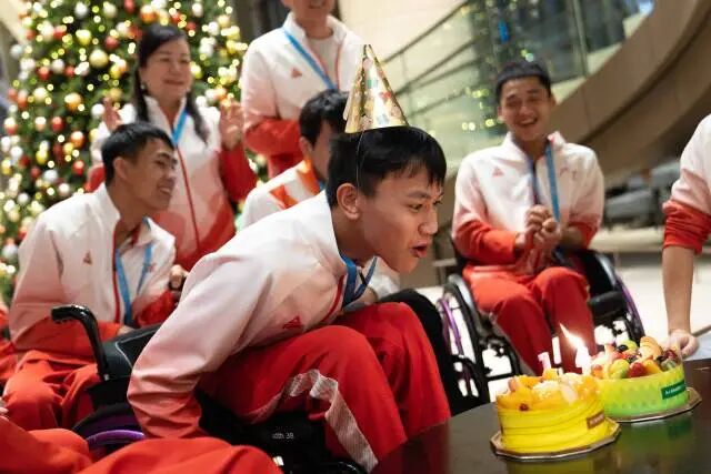 12月12日晚，结束第四个比赛日后，广东轮椅击剑队在下榻酒店一起为年龄最小的队员钟英杰度过14岁生日。