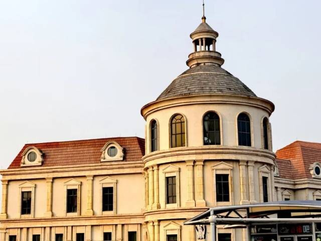 霞山渔人码头欧式城堡被落日余晖覆盖。