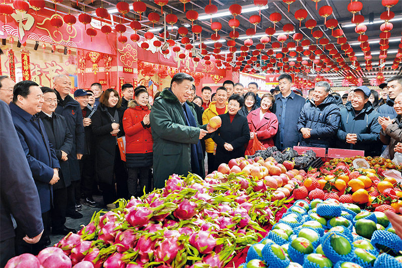 2025年1月22日至24日,中共中央总书记、国家主席、中央军委主席习近平冒着严寒来到辽宁,看望慰问基层干部群众。这是23日上午,习近平在沈阳大东副食品商场考察时,同店主和顾客亲切交流。 新华社记者 王晔/摄