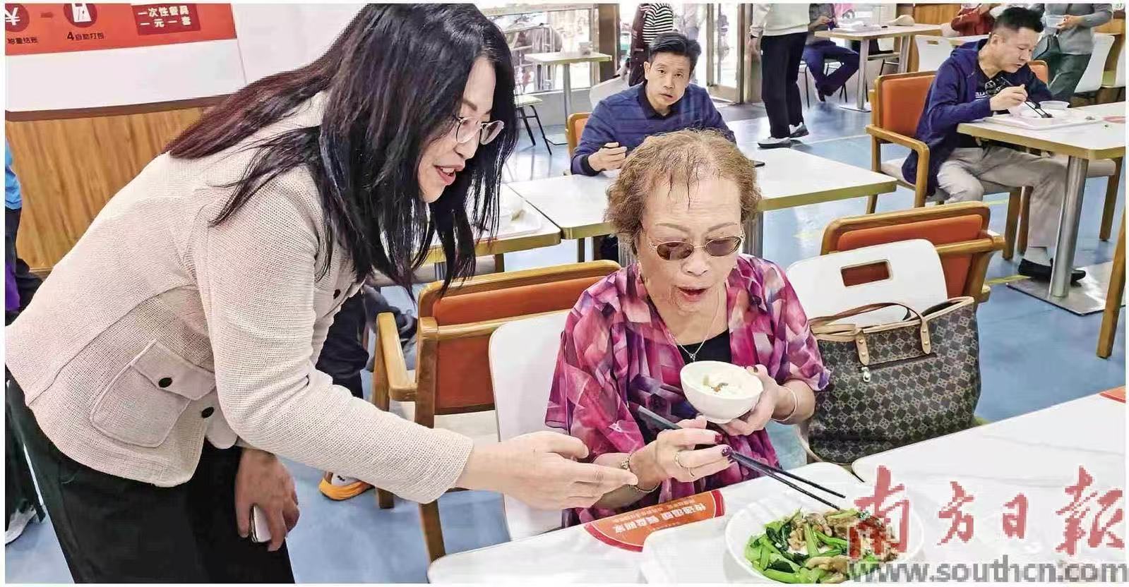 周明萌在长者饭堂为老人服务。南方日报记者 李乾 摄