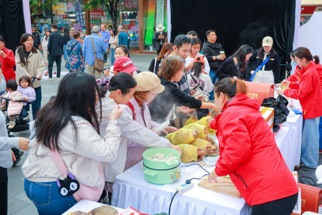 湾区市民争相品尝桂林香芋。 湾区市民争相品尝桂林香芋。