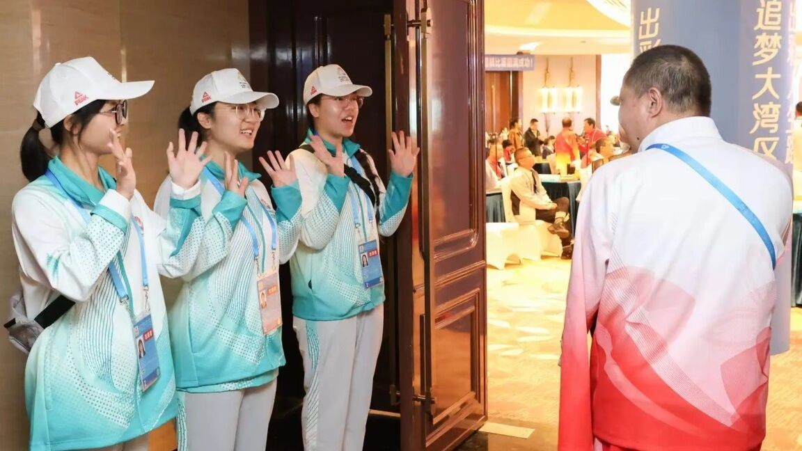 从“帮助”到“同行”，6500名“小海豚”志愿者以专业传递温暖