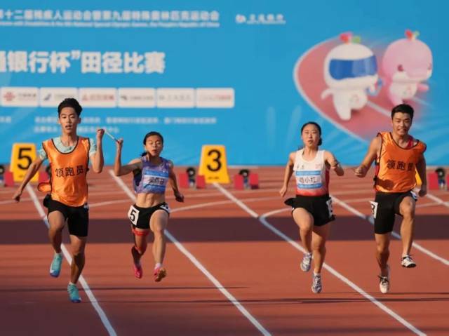 领跑员田皓宇(左一)与运动员梁燕芬(左二)在女子100米T12级预赛中。图源:中国残疾人杂志社 领跑员田皓宇(左一)与运动员梁燕芬(左二)在女子100米T12级预赛中。图源:中国残疾人杂志社