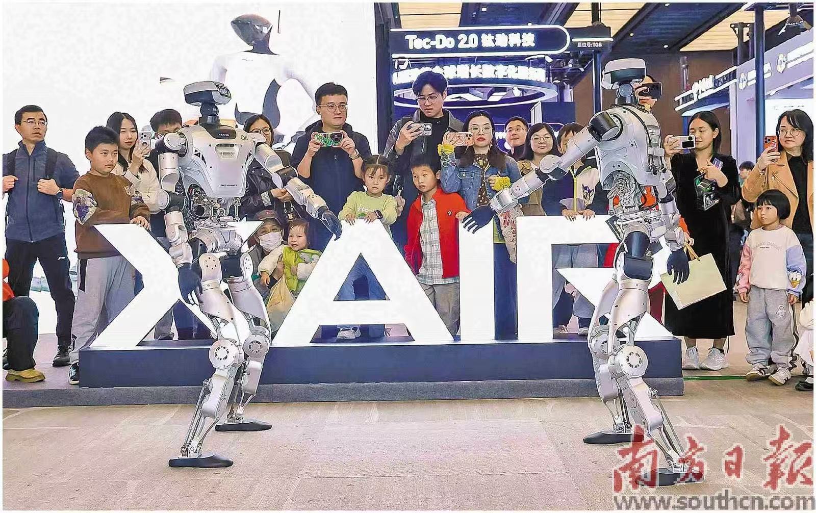 2025年粤港澳大湾区人工智能与机器人产业大会上,逐际动力人形机器人在表演。南方日报记者 张令 摄