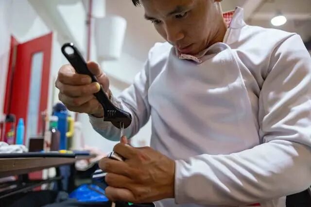 农民出身的梁绍颖动手能力强，经常担负起队内剑条维修的工作。