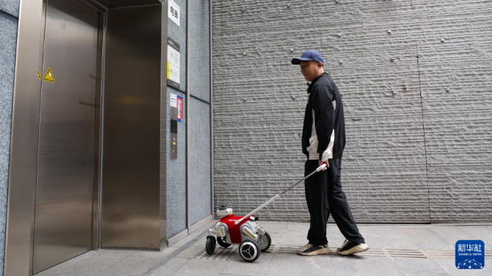 Shenzhen Metro launches AI-powered robotic ‘guide dog’ for visually impaired passengers, first in industry