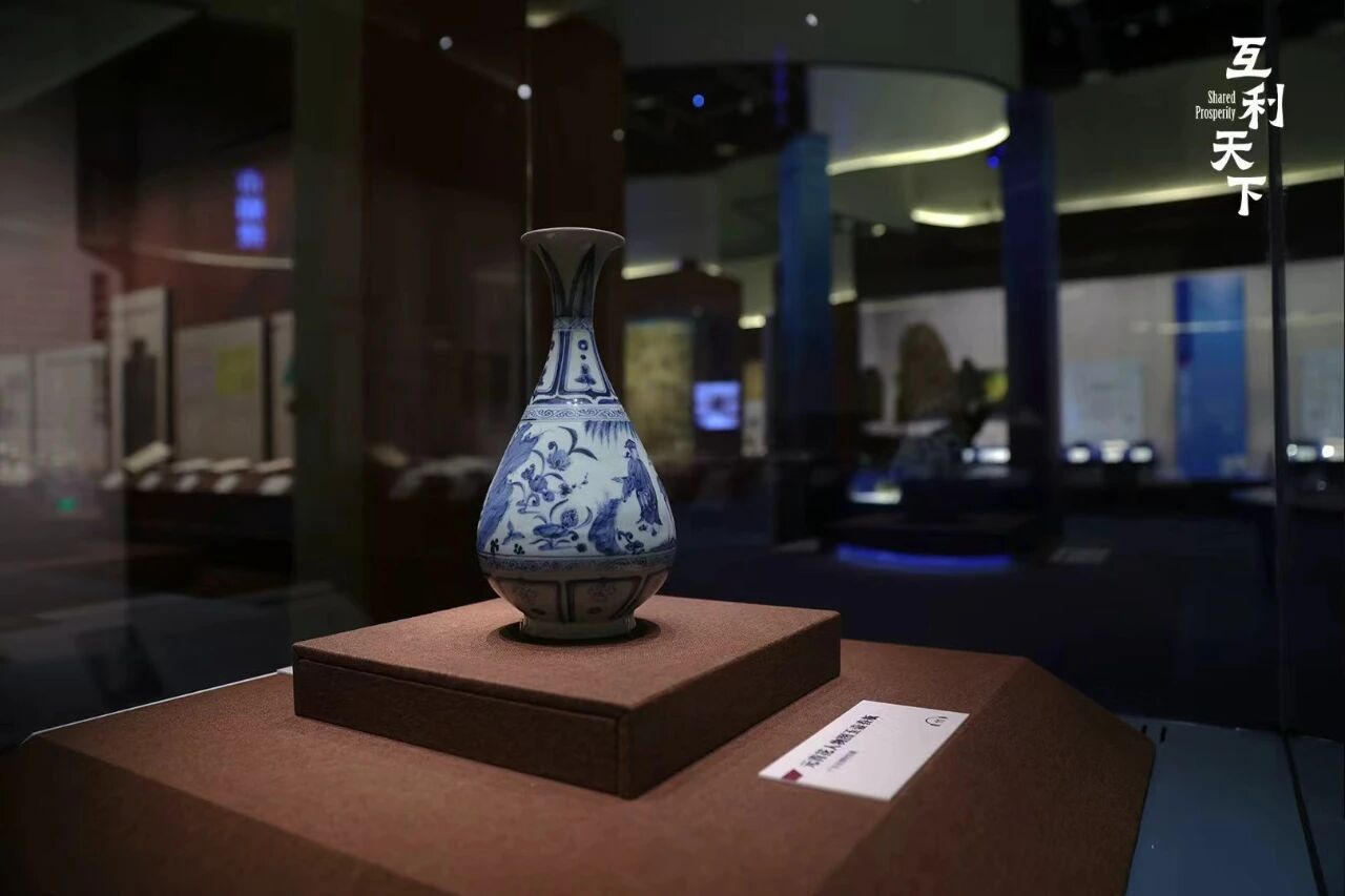 元青花人物图玉壶春瓶