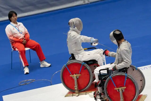 第二个比赛日，女子重剑C级个人金牌赛中上演“广东德比”，最终刘嘉慧（右）战胜队友严巧芸（中）夺金。