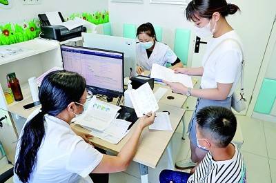   江苏省连云港市第一人民医院儿童保健中心学习困难门诊室，医生在和孩子、家长沟通。图源：光明日报