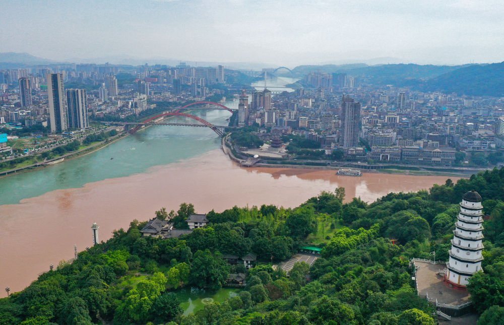 四川省宜宾市三江口景色（2022年6月30日摄，无人机照片）。新华社记者 王曦 摄