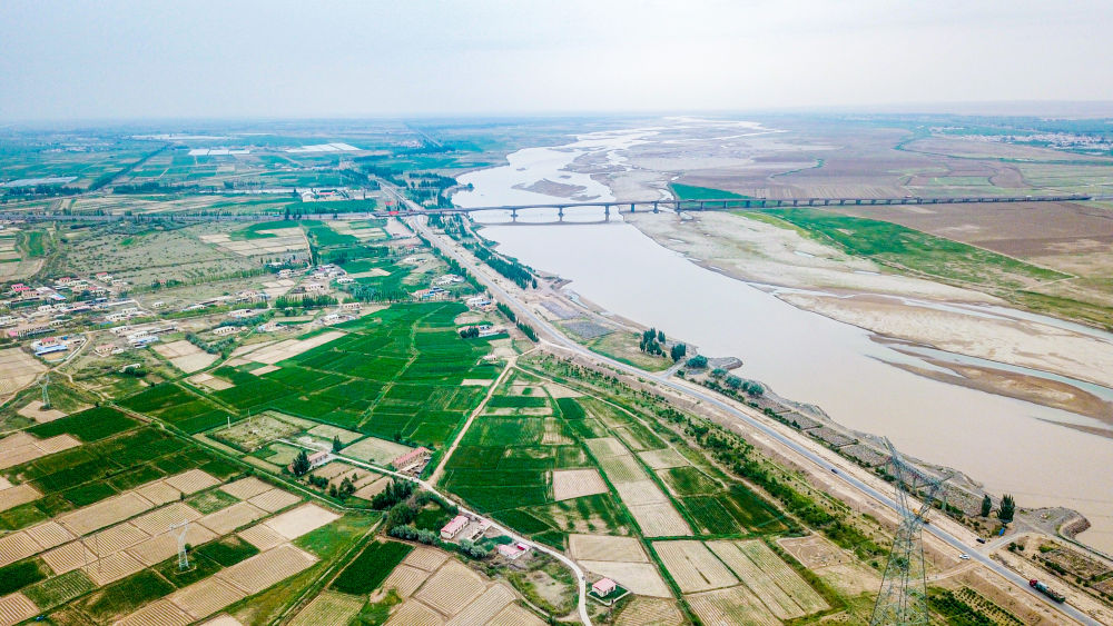 内蒙古巴彦淖尔市磴口县河套灌区（2023年6月18日摄，无人机照片）。新华社记者 彭源 摄