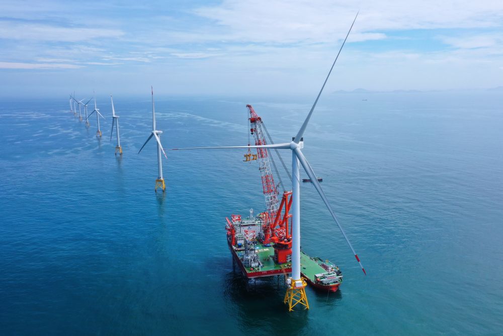 全球首台16兆瓦大容量海上风电机组在福建北部海域安装完成（2023年6月28日摄，无人机照片）。新华社记者 林善传 摄