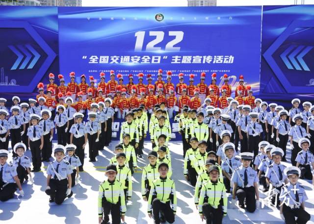 广州交警携手广东少年交警队队员表演手势操舞蹈