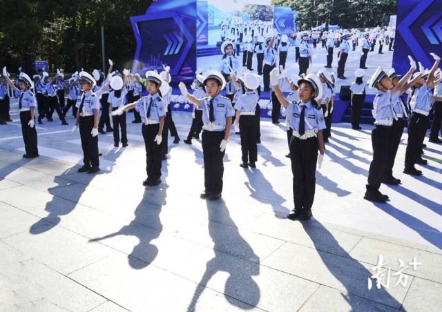 广州交警携手广东少年交警队队员表演手势操舞蹈