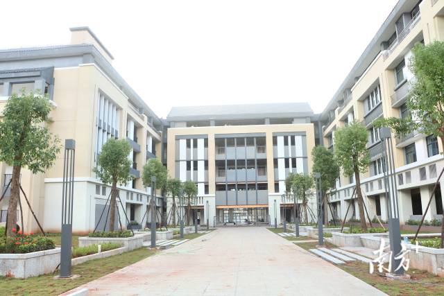 梅州市梅江区金山小学新校区教学楼，具有客家建筑特色。
