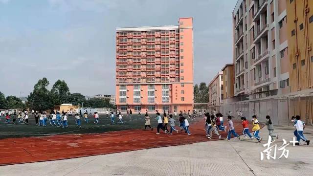华南师范大学附属陆丰学校。
