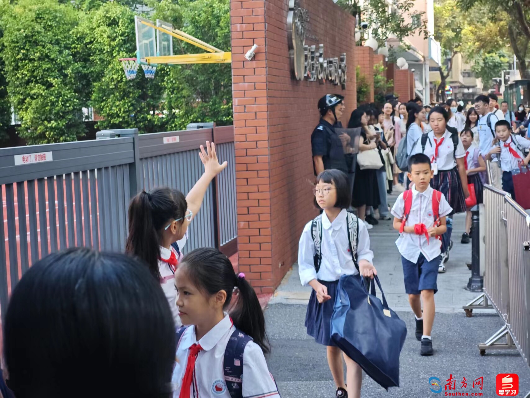 同学们背着书包和乐器等“装备”，陆续走入校园，开始新学年的学习生活。