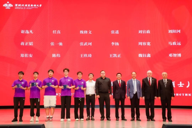 校领导、各系主任为新生代表颁发学生证