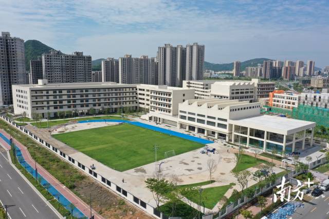 位于金湾区滨海商务区的珠海市第一中学附属金湾学校建成投用。南方+记者 关铭荣 摄