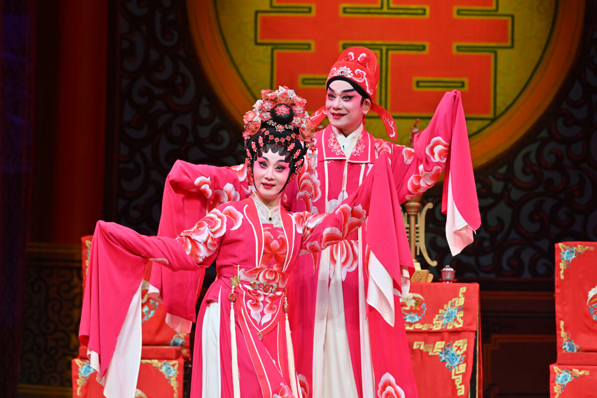 粤剧《柳毅传书》中，岑海雁、丁凡分别饰演龙女三娘、柳毅