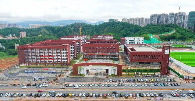 位于茂名信宜市的华南师范大学砺儒高级中学校区迎来开学。王庆珍 摄