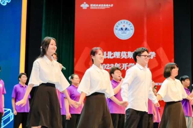 典礼现场表演。