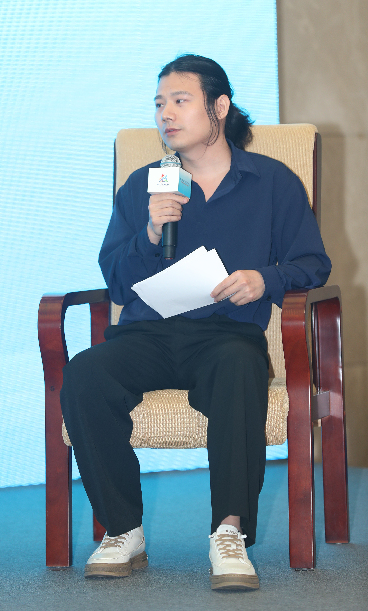 微博网络时事评论员周成洋在圆桌对话。新华网 陈杰摄