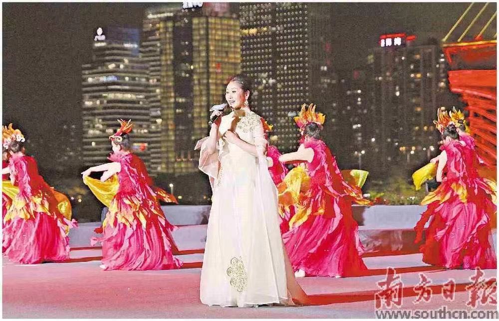 曾小敏在启动仪式上演唱《每一个春天》。“五一”期间，省级文艺团体将亮相各大景区为游客献上艺术“大餐”。南方日报记者 仇敏业 摄
