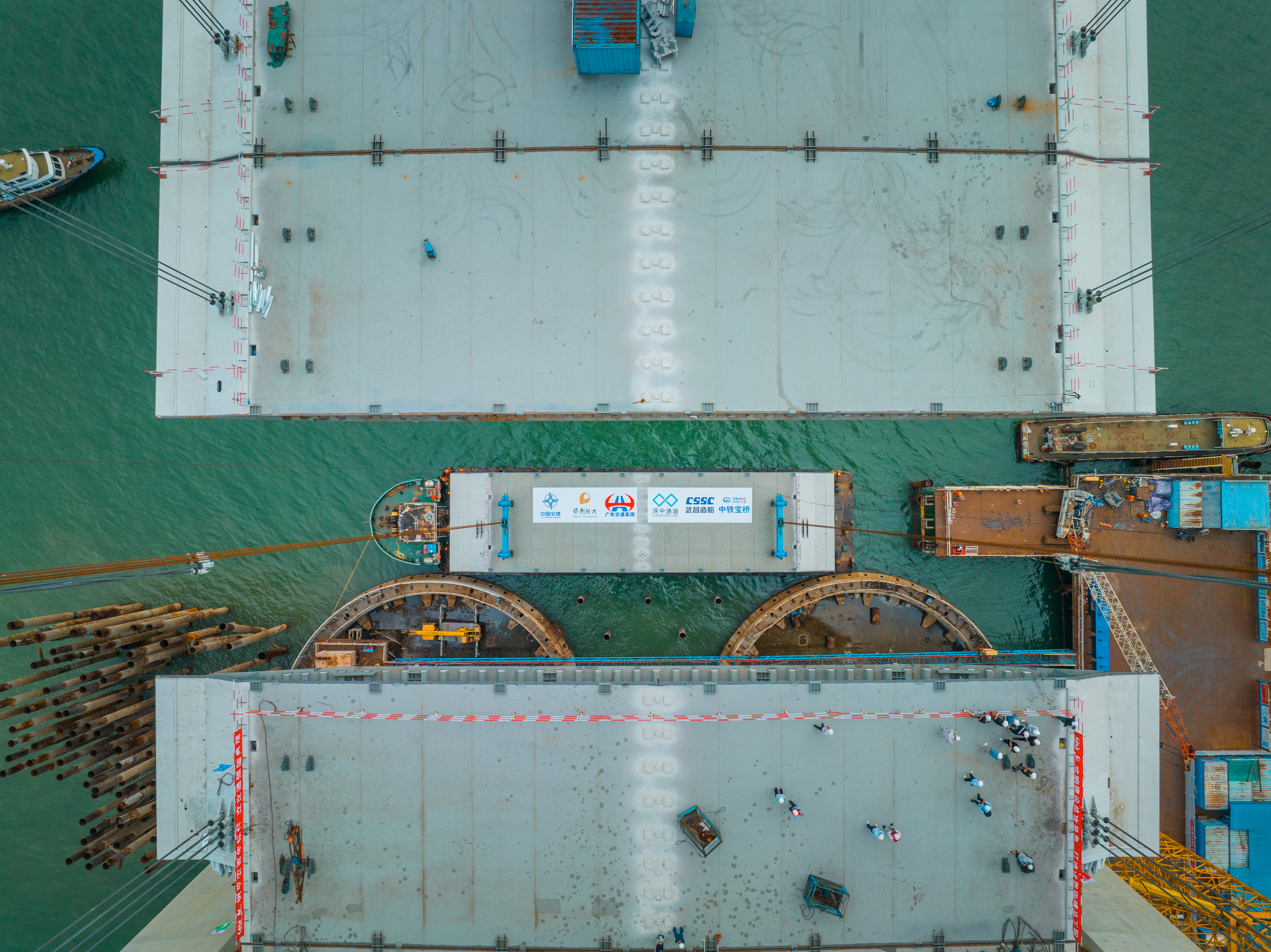 The steel box girder of the Lingdingyang Bridge in the Shenzhong Passage is being hoisted.Photography/Su Zhenfei