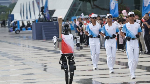 十五运会火炬传递在深圳莲花山启动，首次四城同传