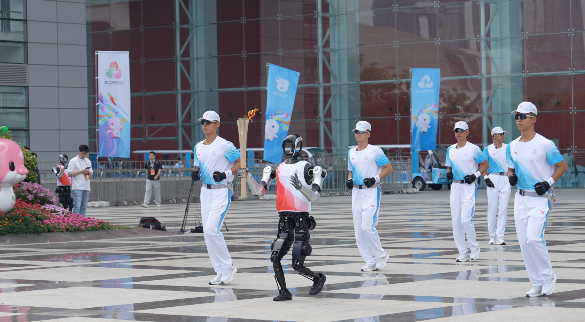 火炬手“夸父”完成火炬传递任务。广东移动供图。