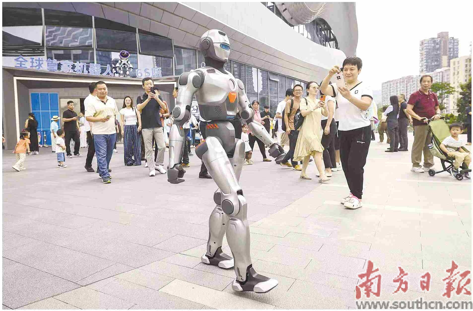 深圳在科技创新、智慧城市等领域展现出引领全球未来发展的强大实力。图为人形机器人与市民互动。    南方日报记者 朱洪波 摄