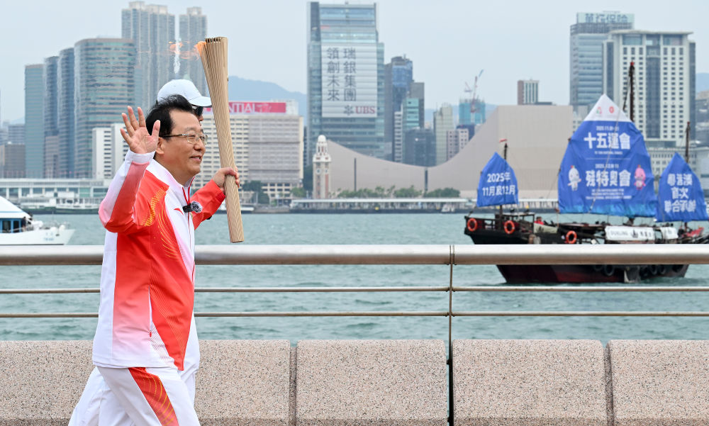 △火炬手冯兴亚在香港站火炬传递中。新华社记者 陈铎 摄