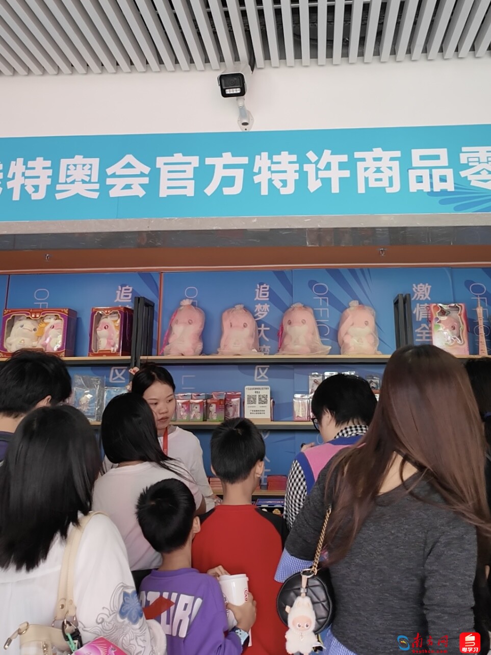 十五运会周边商店人如潮涌。黄慧诗摄。